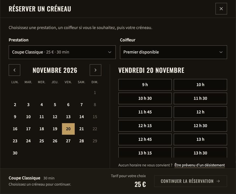 Fenêtre « Réserver un créneau » de la vitrine de L'Antre-Coupe, en sombre : Coupe Classique à 25 € pour 30 minutes, coiffeur « Premier disponible », calendrier de novembre 2026 et créneaux libres du vendredi 20, lien « Être prévenu d'un désistement » ; aperçu sur données de démonstration